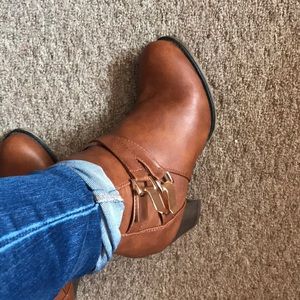 Bella Marie NWT camel Brown & gold booties